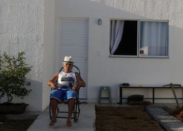 Jose Gomes, de 65 a&ntilde;os, posa en la puerta de su nueva casa, en Vila Aut&oacute;dromo, en R&iacute;o de Janeiro. 