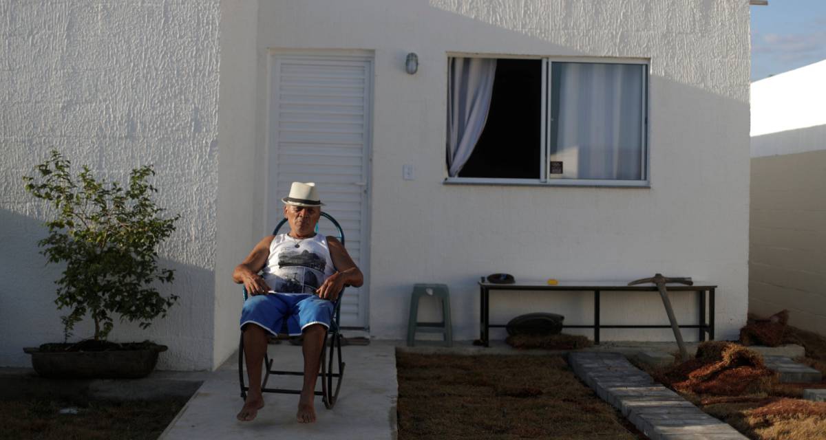 Jose Gomes, de 65 años, posa en la puerta de su nueva casa, en Vila Autódromo, en Río de Janeiro.