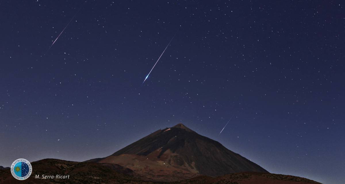 Lluvia de estrellas fugaces sobre el Teide.