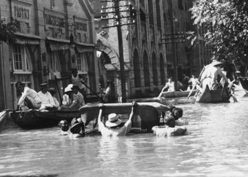 Varias personas son puestas a salvo en botes durante la Gran Inundaci&oacute;n en la poblaci&oacute;n de Hankou, China, en septiembre de 1931.