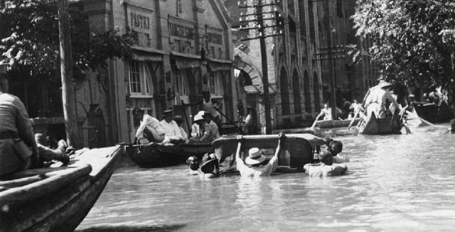 Varias personas son puestas a salvo en botes durante la Gran Inundación en la población de Hankou, China, en septiembre de 1931.