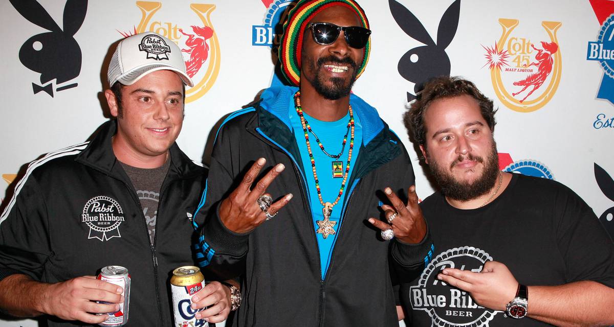 De izquierda a derecha: Evan Metropoulos, Snoop Dogg y Daren Metropoulos, en una fiesta en la mansión Playboy en 2012.