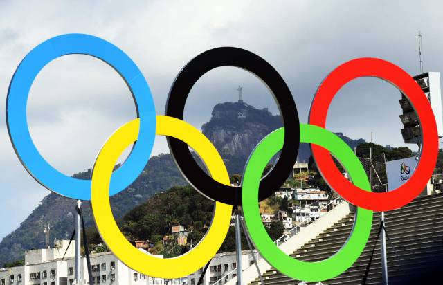 Los aros olímpicos, sobre una imagen de Río de Janeiro.