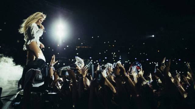 La cantante estadounidense, Beyoncé, durante su actuación en el Estadio Olímpico de Barcelona