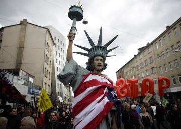 FILE - In this April 23, 2016 file picture a man walking on stilts and dressed like the Statue of Liberty attends a protest against the planned Transatlantic Trade and Investment Partnership, TTIP, ahead of the visit of United States President Barack Obama in Hannover, Germany. Germany’s economy minister Sigmar Gabriel said Sunday Aug. 28, 2016 that free trade talks between the European Union and the United States have failed, citing lack of progress on any of the major chapters of the long-running negotiations. (AP PhotoMarkus Schreiber.file)