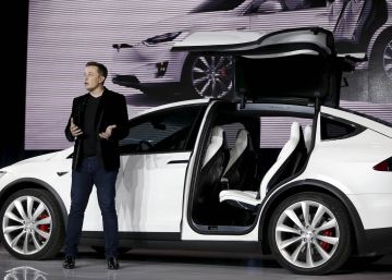 Tesla Motors CEO Elon Musk introduces the falcon wing door on the Model X electric sports-utility vehicles during a presentation in Fremont, California, U.S. September 29, 2015. REUTERSStephen LamFile Photo