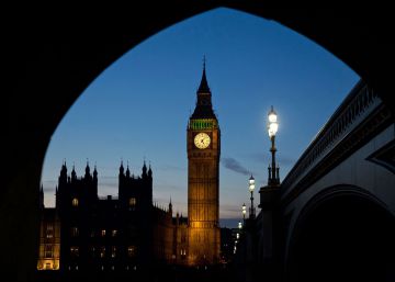 The Elizabeth Tower, more commonly known as "Big Ben", and the Houses of Parliament are seen from the south side of the River Thames beside Westminster Bridge as the sun sets in central London on January 24, 2017.  The British government must win parliament's approval before starting talks to leave the EU, the Supreme Court ruled Tuesday, in a landmark judgement and setback for Prime Minister Theresa May.  AFP PHOTO  Isabel INFANTES