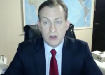 Está siendo entrevistado por la BBC desde su casa y ocurre ESTO