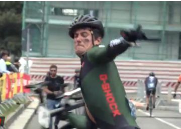 El calentón del siglo: ¡Ciclista furioso parte su bici en dos!