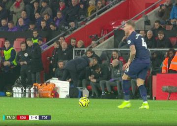 Mourinho, amonestado por colarse en el banquillo rival: "Fui grosero con un idiota"