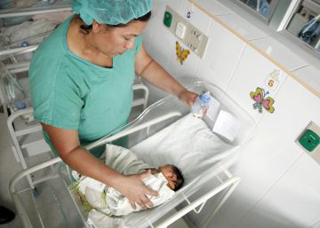 Una enfermera atiende a un beb&eacute; nacido con microcefalia en Honduras.