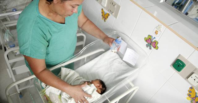 Una enfermera atiende a un beb&eacute; nacido con microcefalia en Honduras.