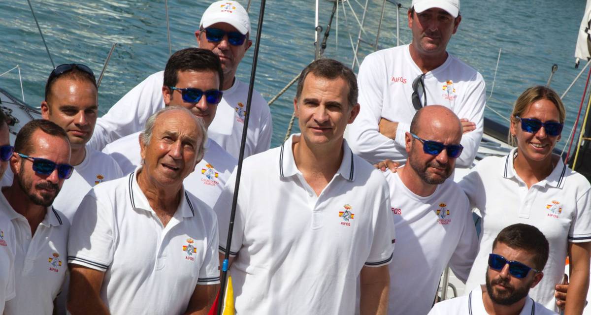 El rey Felipe VI junto a la tripulaci&oacute;n del 'Aifos', en Palma de Mallorca. 