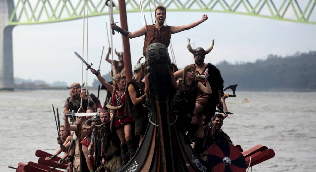 Desembarcos vikingos, nocheviejas en agosto o guerras de merengue: diez fiestas insólitas para terminar el verano