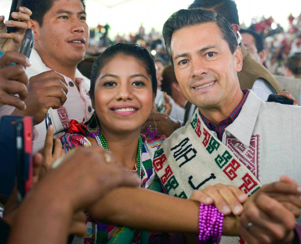 Peña Nieto posa en el Día Internacional de los Pueblos Indígenas en el Estado de México (México).