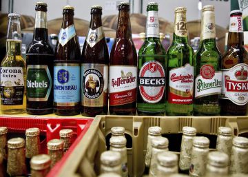 Vista de botellas de cerveza de la compa&ntilde;&iacute;a belga AB InBev y de la inglesa SABMiller