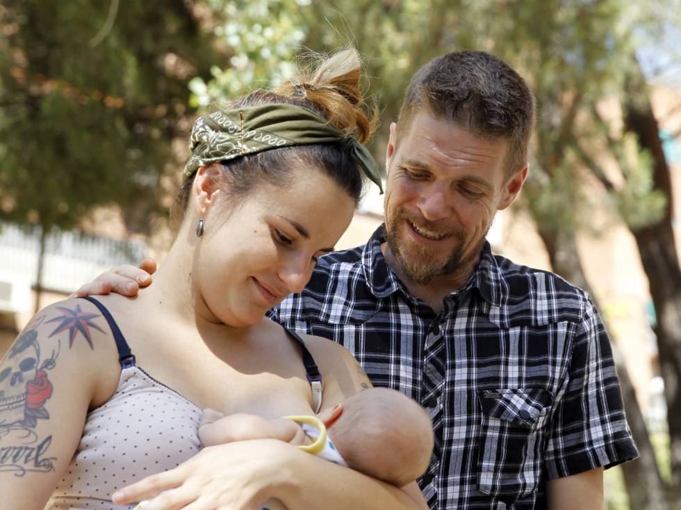 Los padres del recién nacido al que quieren llamar Lobo tras enterarse de que se tiene la intención de admitir el nombre para el bebé. Los padres del recién nacido al que quieren llamar Lobo tras enterarse de que se tiene la intención de admitir el nombre para el bebé.