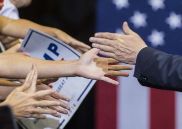 Partidarios de Donald Trum intentando estrechar su mano en una acto celebrado en Jacksonville, Florida, el pasado d&iacute;a 3.