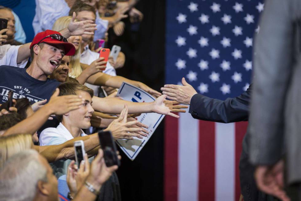 Partidarios de Donald Trum intentando estrechar su mano en una acto celebrado en Jacksonville, Florida, el pasado día 3. Partidarios de Donald Trum intentando estrechar su mano en una acto celebrado en Jacksonville, Florida, el pasado día 3.
