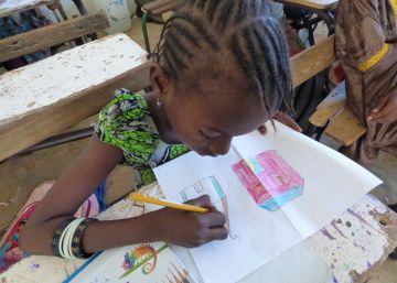 Una alumna senegalesa dibuja su casa para su amigo canario. 