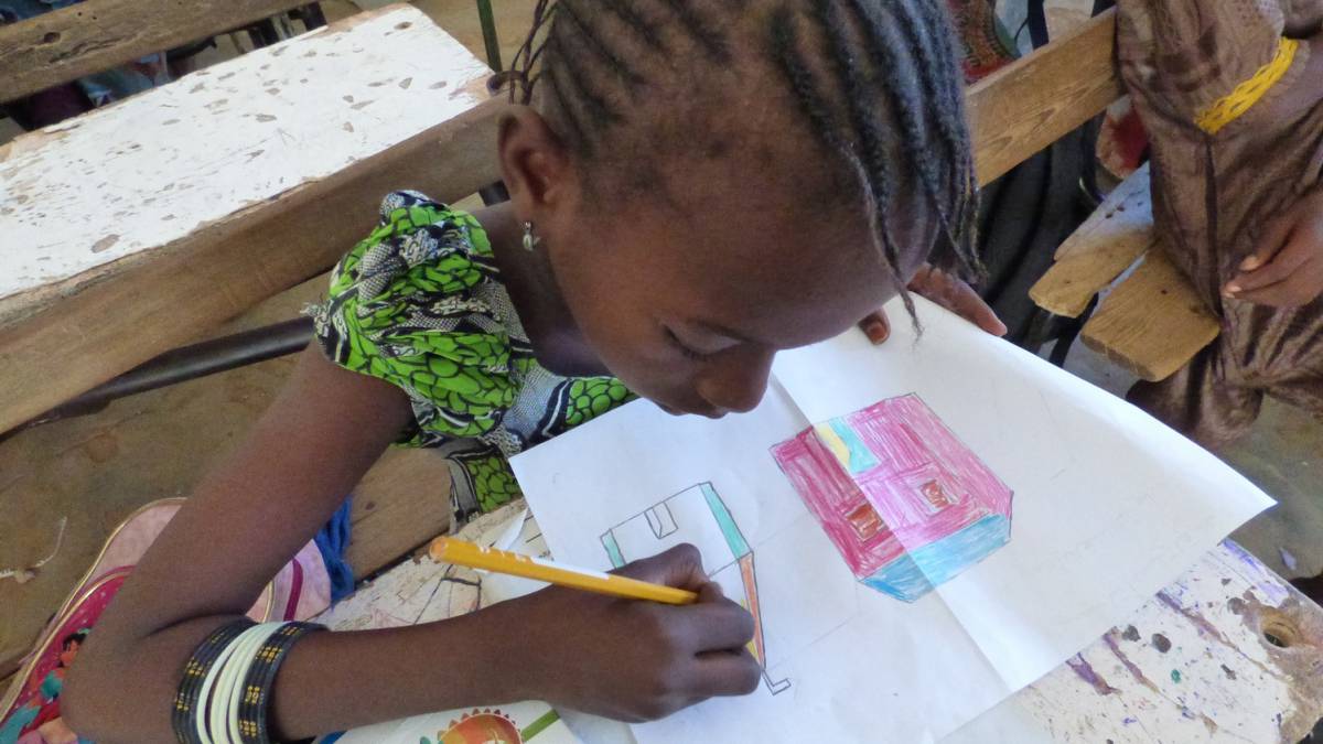Una alumna senegalesa dibuja su casa para su amigo canario. 