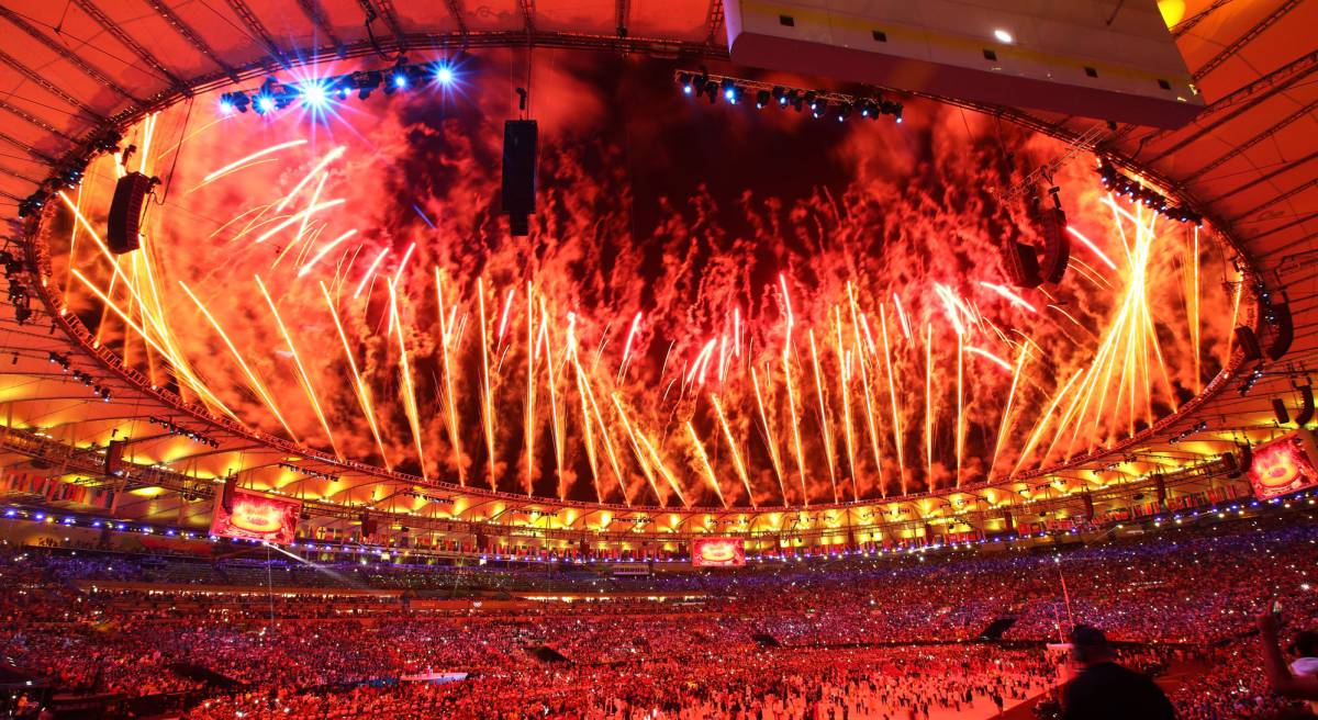 Fuegos artificiales durante la ceremonia inaugural.