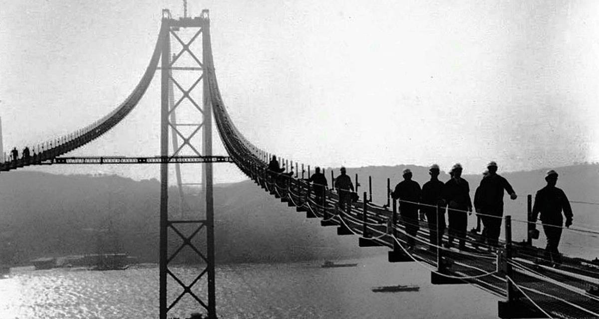 Construcción del puente 25 de Abril en Lisboa (Portugal) hace 50 años.