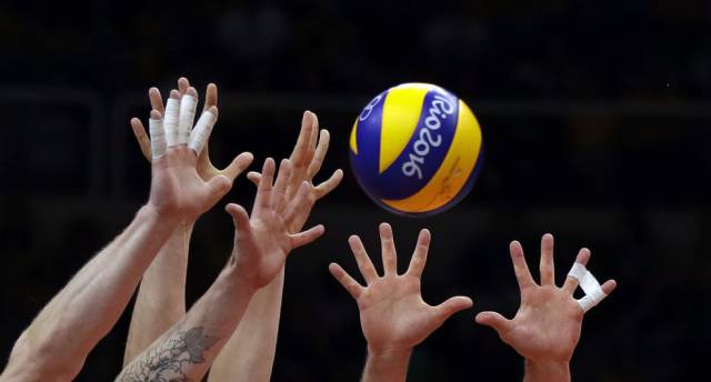 Los miembros del equipo de Italia bloquean un disparo del francés Thibault Rossard durante el partido de voleibol preliminar masculino.