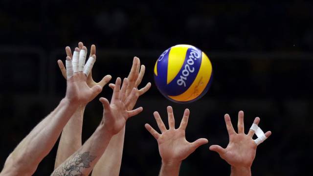Los miembros del equipo de Italia bloquean un disparo del francés Thibault Rossard durante el partido de voleibol preliminar masculino.