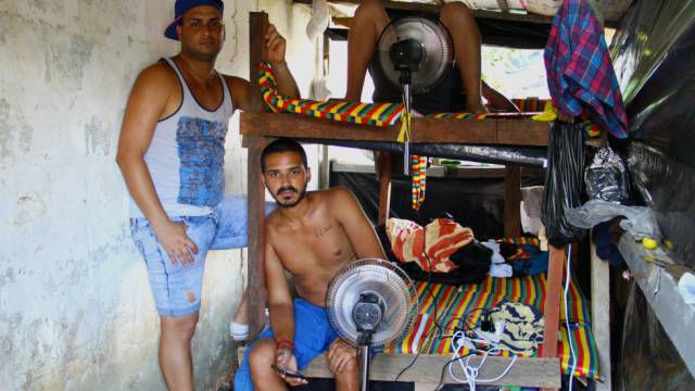 Así es la vida de miles de cubanos hacinados en la frontera de Colombia