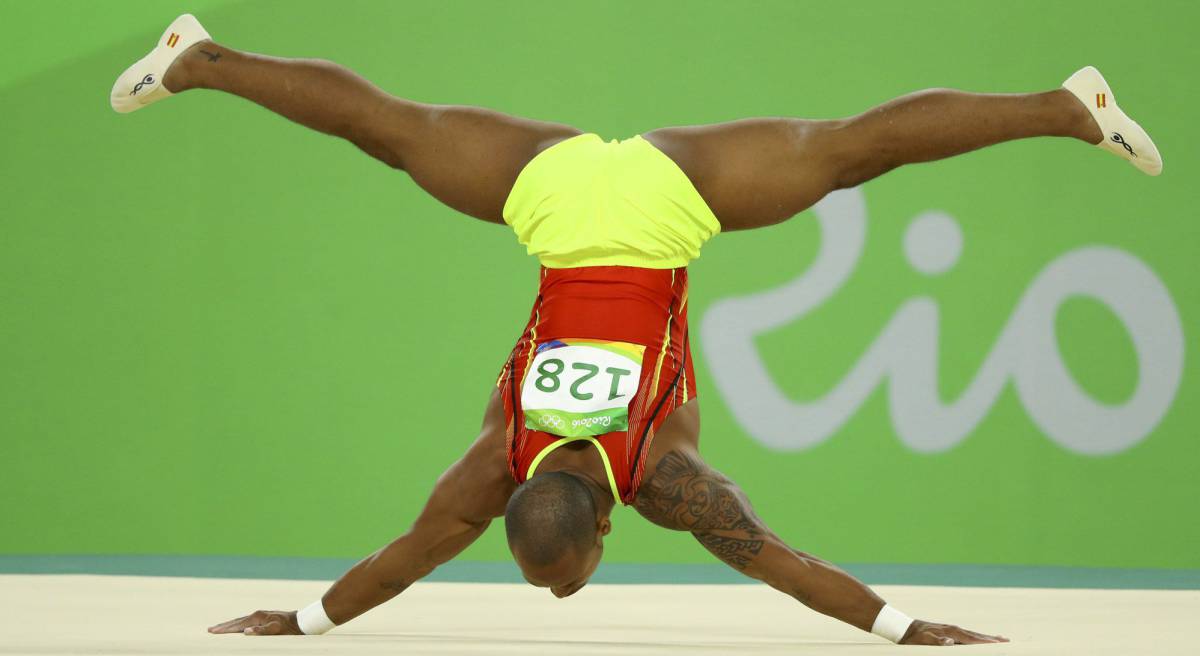 Ray realiza su ejercicio de suelo.