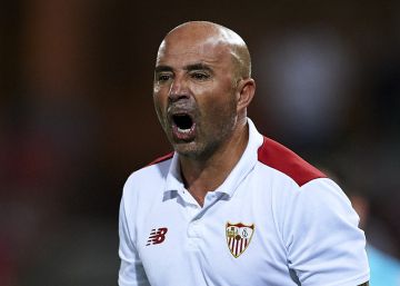 GRANADA, SPAIN - AUGUST 02: Head Coach of Sevilla FC Jorge Sampaoli looks on during a friendly match between Granada FC and Sevilla FC at Estadio Nuevo los Carmenes on August 2, 2016 in Granada, Spain. (Photo by Aitor AlcaldeGetty Images)