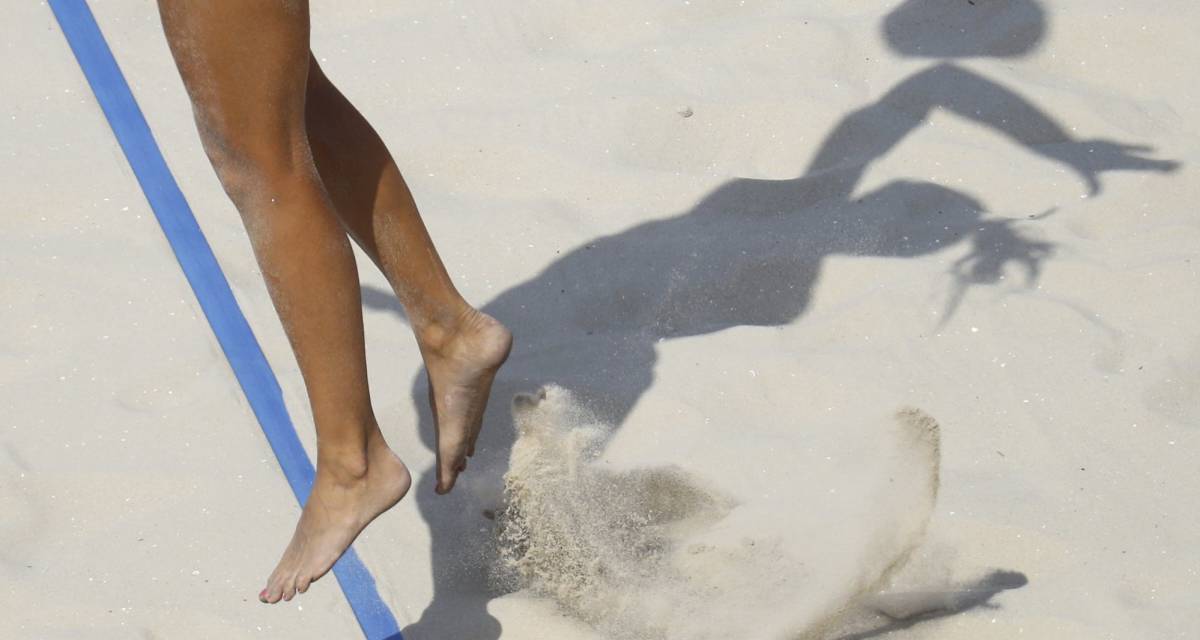 Una jugadora argentina de voley sirve el balón durante el tercer día de los Juegos de Río 2016.