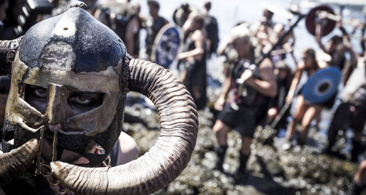 Escenificación que realizan los vecinos de la villa Pontevedresa de Catoira para recordar las invasiones vikingas que sufrió la localidad.