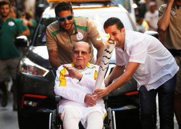 El cirujano pl&aacute;stico Ivo Pitanguy, con la antorcha ol&iacute;mpica el pasado viernes en R&iacute;o de Janeiro.  