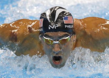 Michael Phelps compite en la semifinal de 100 metros mariposa.
