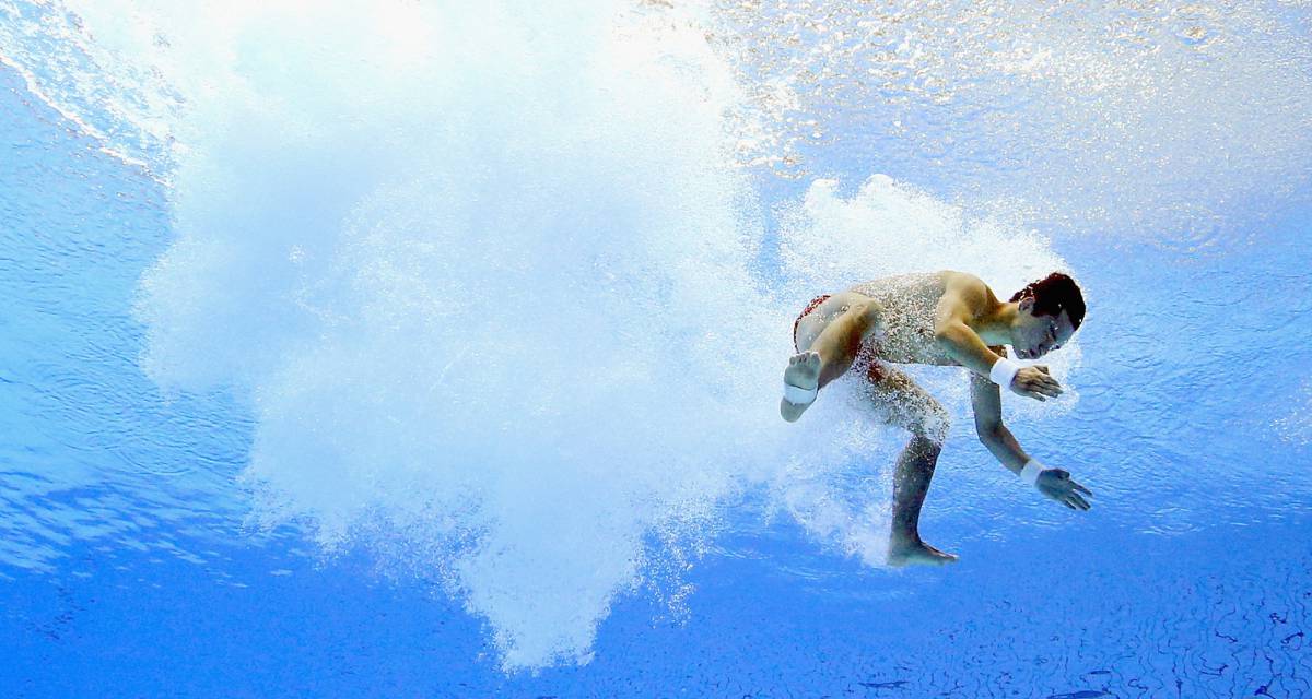 Aisen Chen (China) compite en el salto 10 m plataforma. 