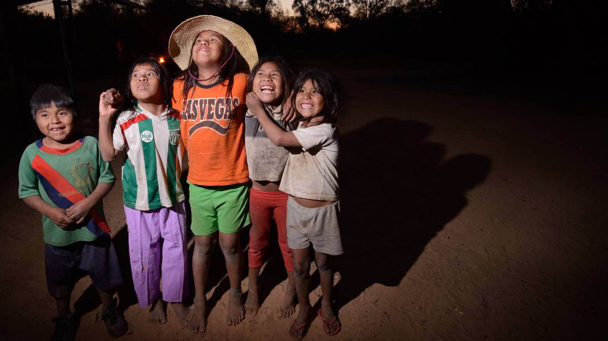 Niños ayóreosde posan para una foto.