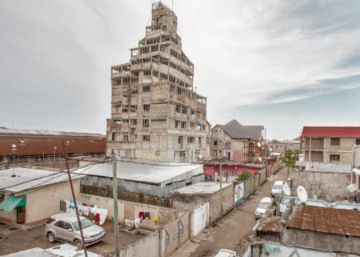 Esta torre deshabitada de 12 pisos de Kinsasa aparece en la muestra de Bruselas.