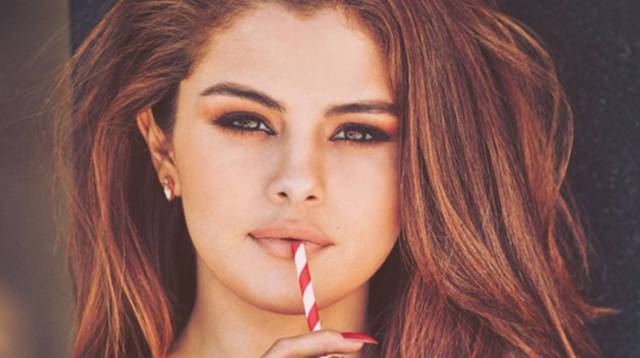 Selena Gómez bebiendo Coca-Cola.