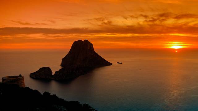 Atardecer ante el mar.