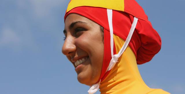 Una mujer socorrista con burkini.