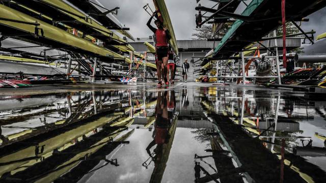 Remeros llevan sus botes después de una sesión de entrenamiento en el estadio Lagoa en Río de Janeiro (Brasil)