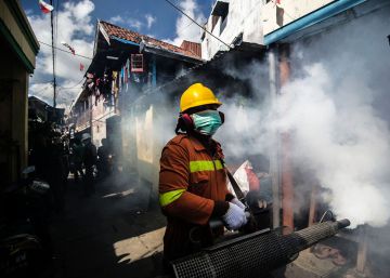 Fumigaci&oacute;n en Surabaya (Indonesia) para luchar contra el mosquito aedes, responsable de expandir el dengue y el zika.