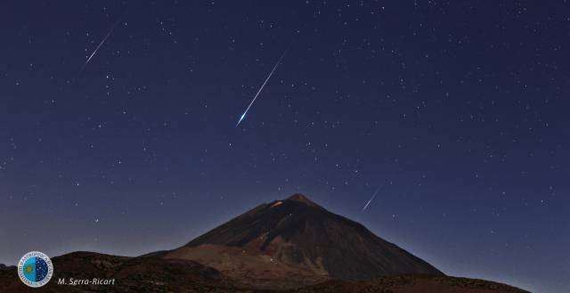 Lluvia de estrellas fugaces sobre el Teide.