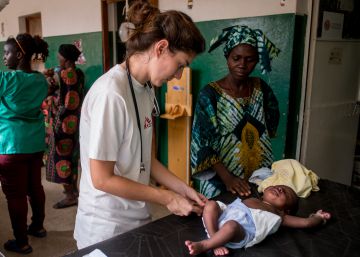 Una doctora de MSF en el hospital regional de Bafata.