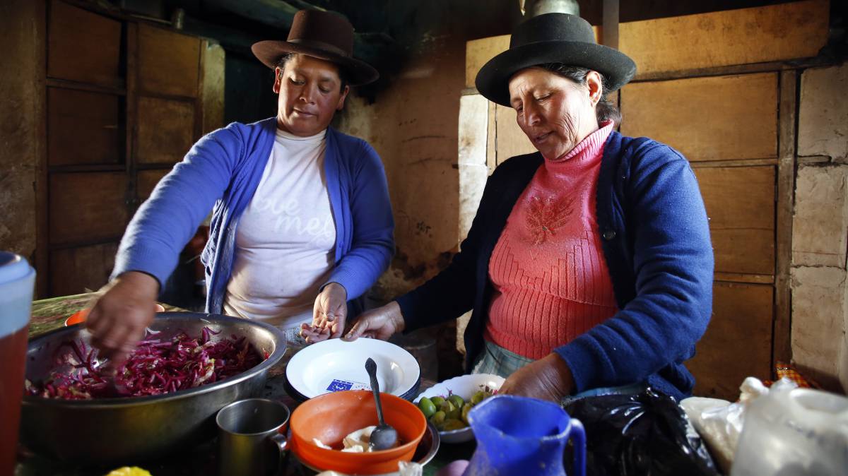 Dos mujeres cocinan.