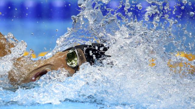 El estadounidense Michael Phelps compite por los 200 m.