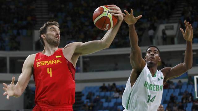 Gasol captura un rebote ante Aminu.