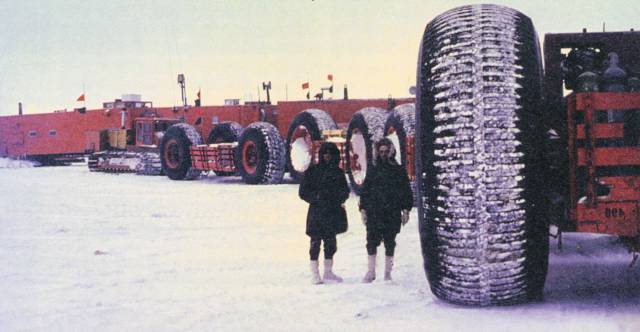Para construir la ciudad se necesitaron enormes tractores.